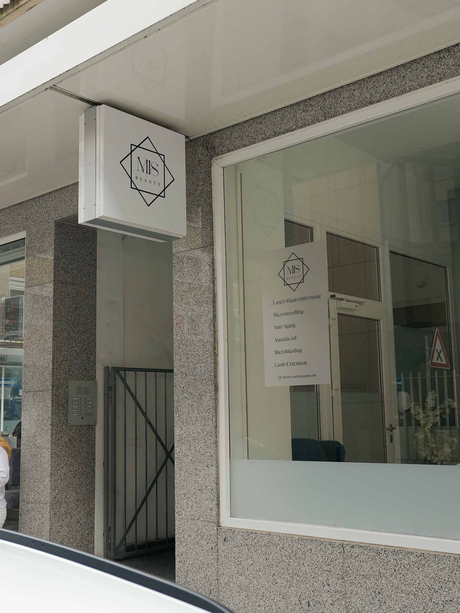 Außenansicht des Kosmetikstudios MIS Beauty in den Mannheimer Quadraten