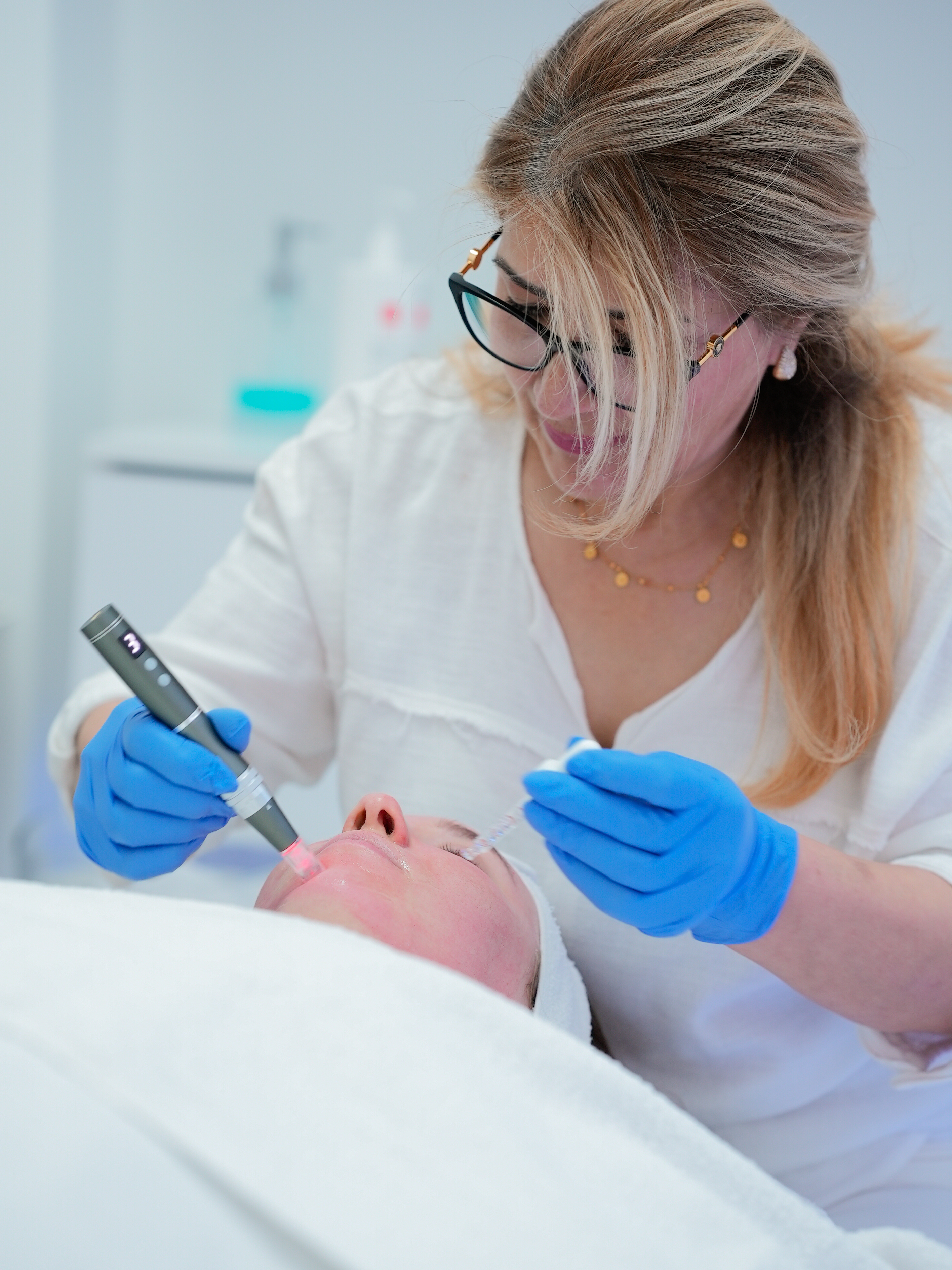 Microneedling-Behandlung im Kosmetikstudio MIS Beauty